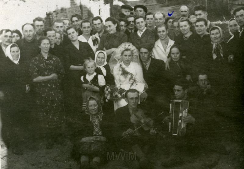 KKE 2414.jpg - Fot. Ślub. Ślub dzieci młodszej siostry Adeli Bujko( z domu Sliżewska). Od lewej: w białej chuście Adel Bujko (z domu Sliżewska) z młodszą siostrą. Zaznaczona Zuzanna Czerniawska (z domu Bujko), poniżej Lidzia, Białoruś, 1964 r.